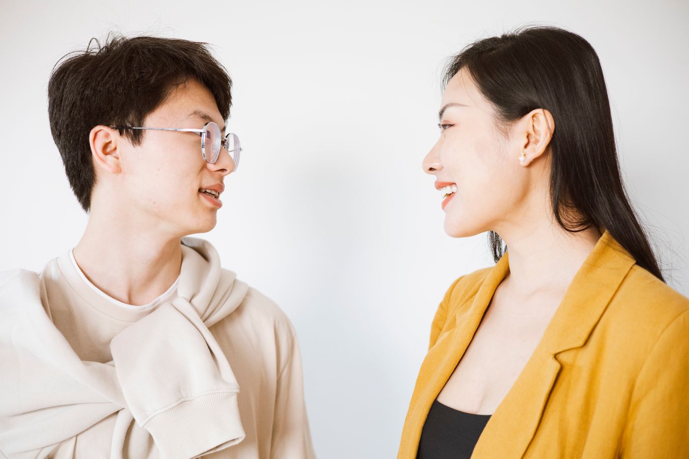 Een vrouw die aandachtig naar iemand luistert