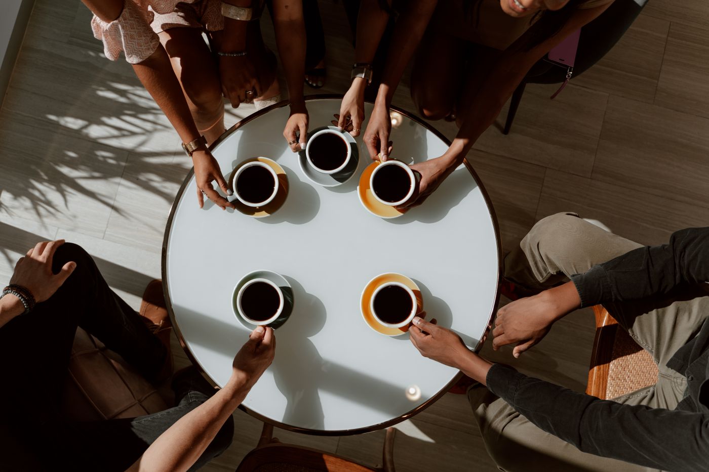 Twee mensen die samen koffie drinken