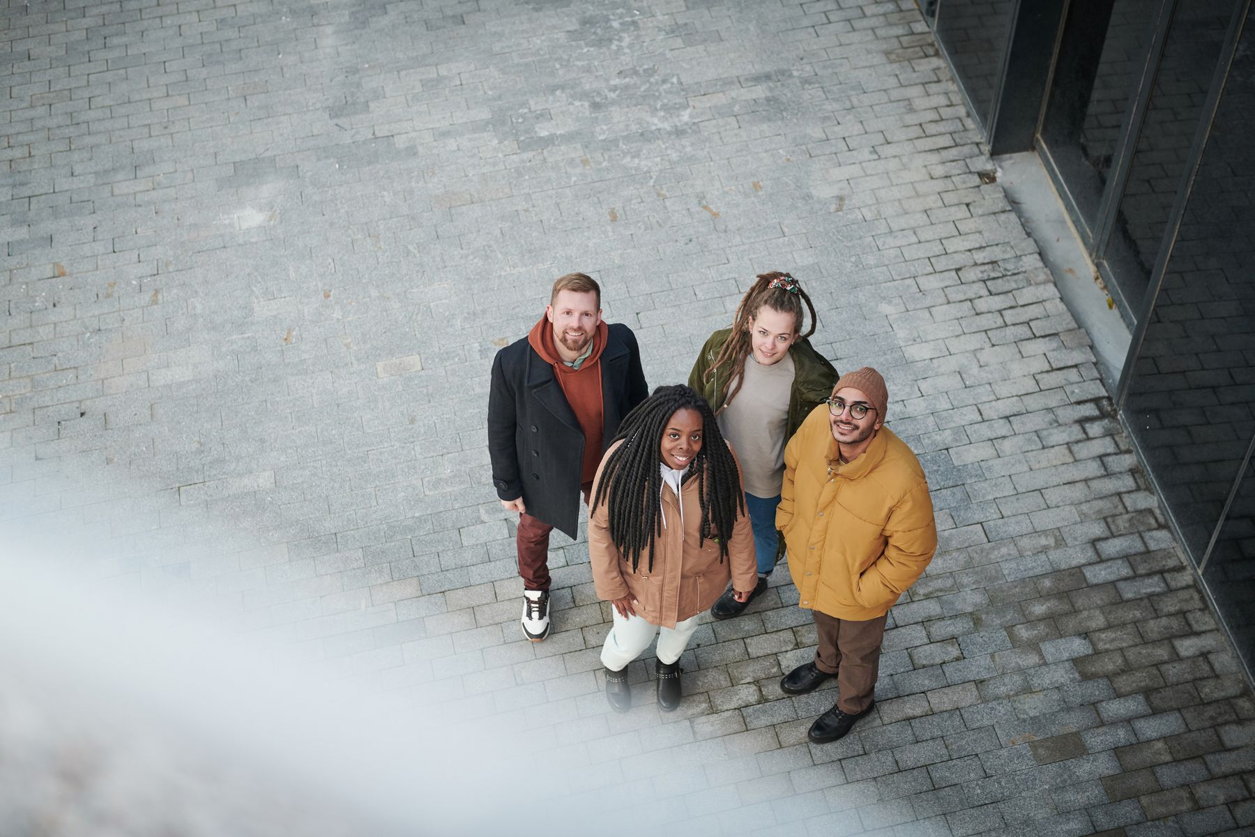 Een groep mensen van verschillende leeftijden bij elkaar